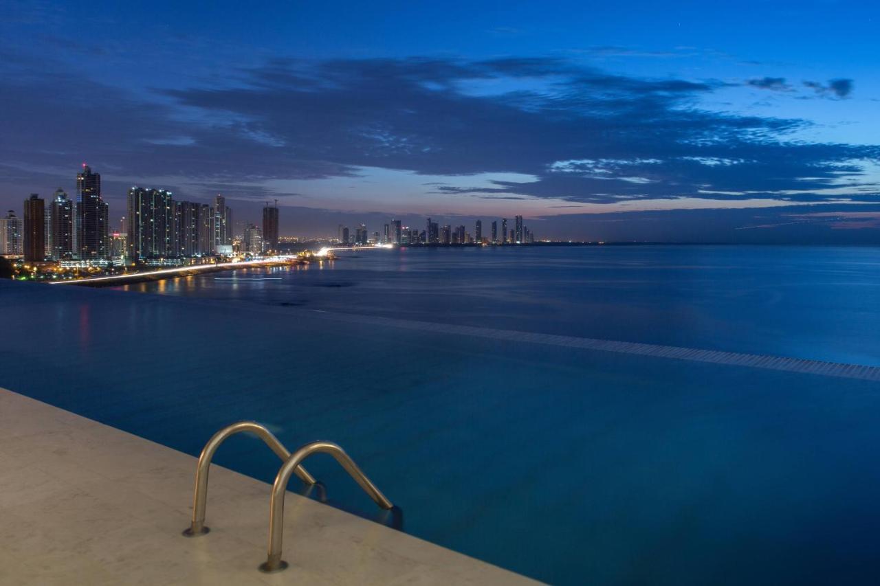 Готель Jw Marriott Panama Екстер'єр фото View of the city from the pool